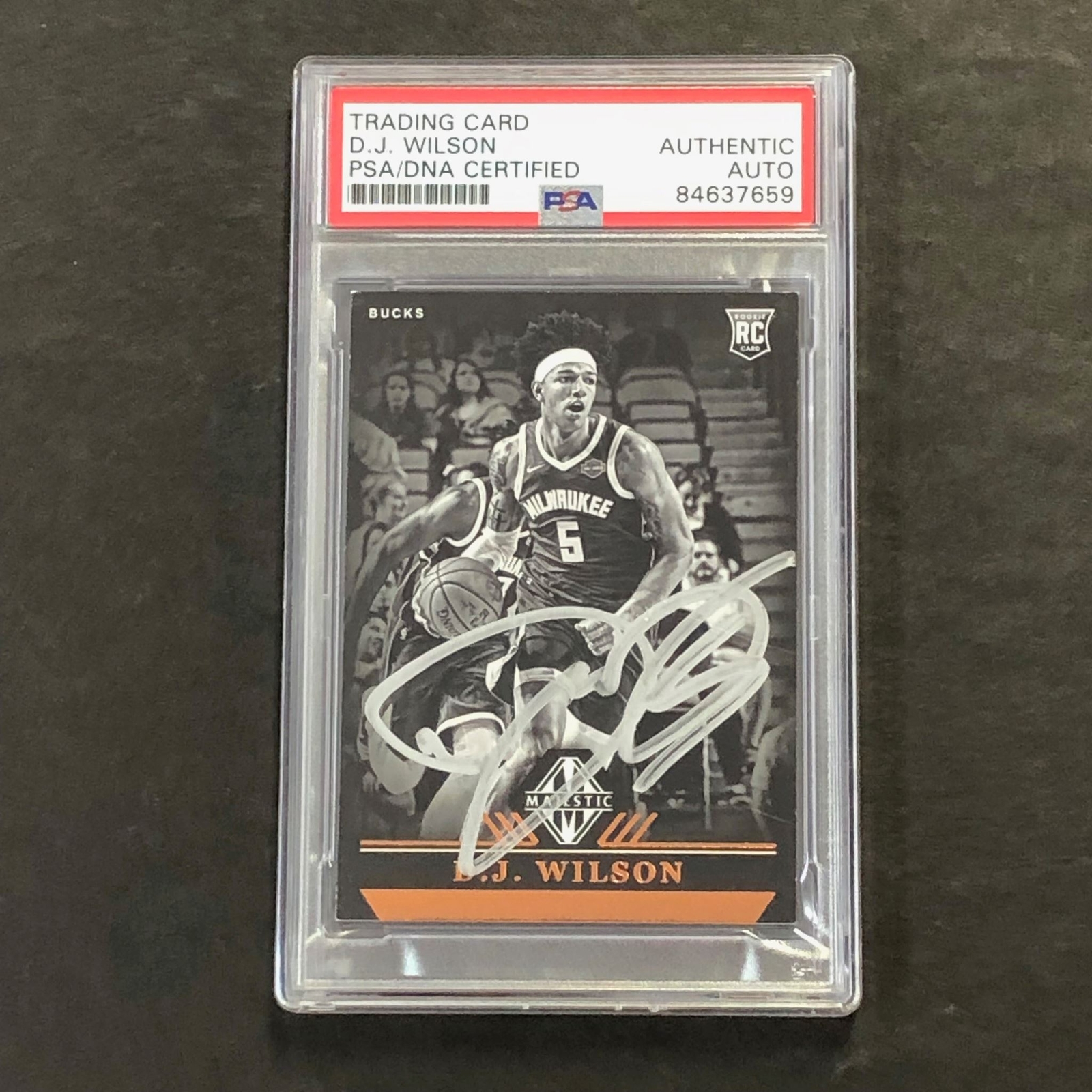 2017-18 Panini Chronicles #323 D.J. Wilson Signed Card AUTO PSA/DNA Slabbed Buck