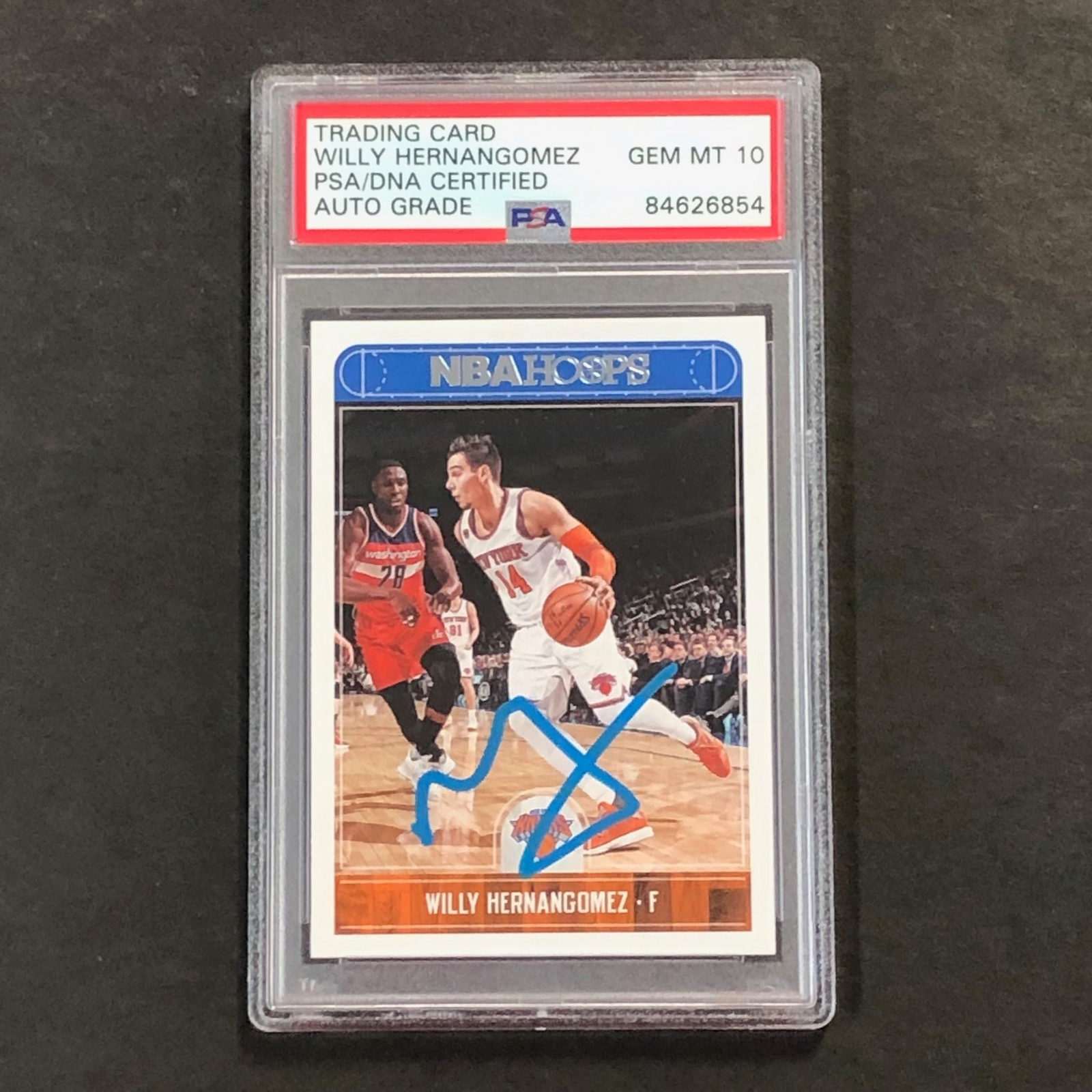 2017-18 NBA Hoops #103 Willy Hernangomez Signed Card AUTO 10 PSA Slabbed Knicks