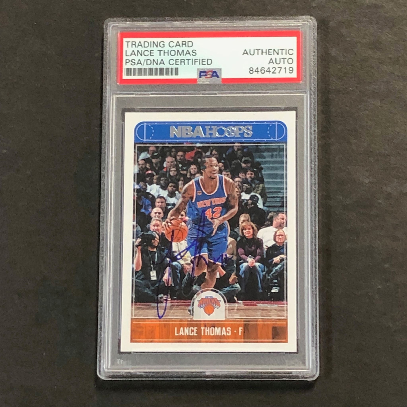 2017-18 Panini NBA Hoops #106 Lance Thomas Signed Card AUTO PSA Slabbed Knicks