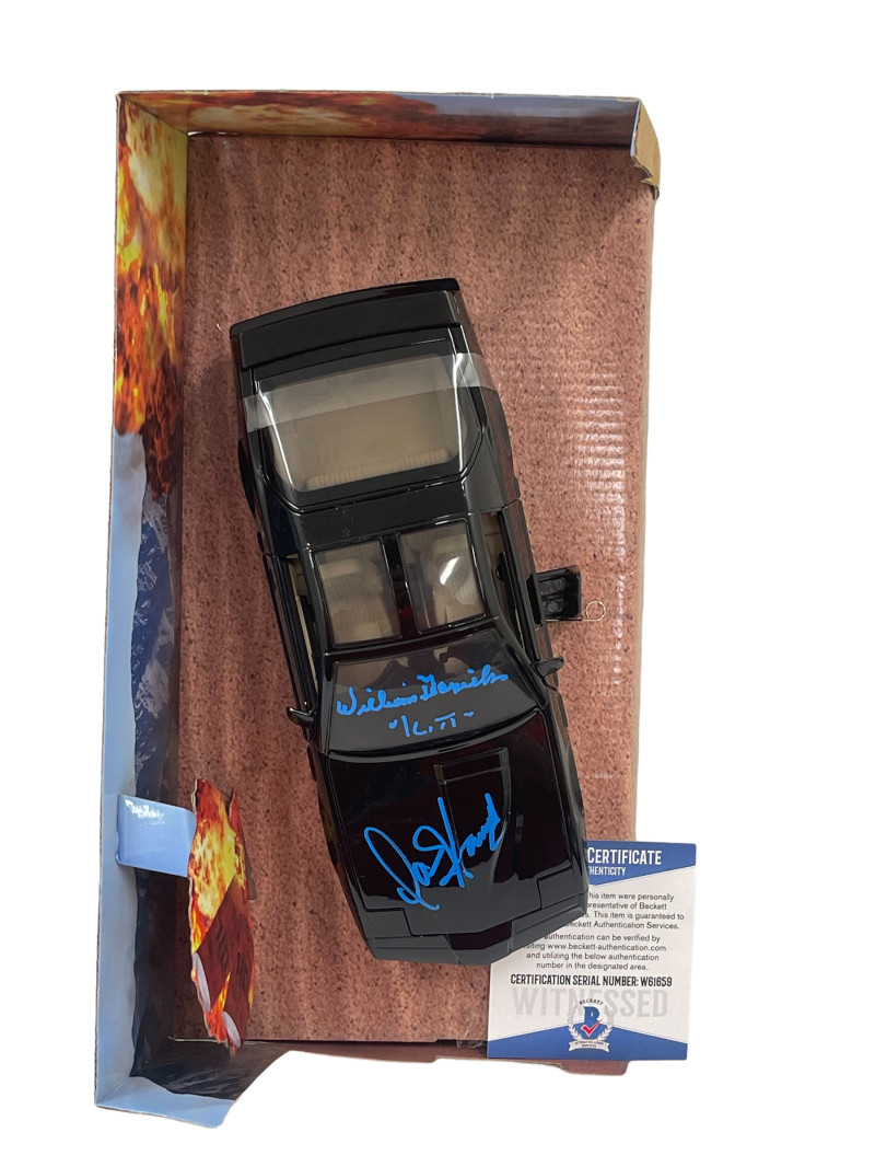DAVID HASSELHOFF WILLIAM DANIELS SIGNED KNIGHT RIDER DIECAST 1:24 CAR BECKETT 52