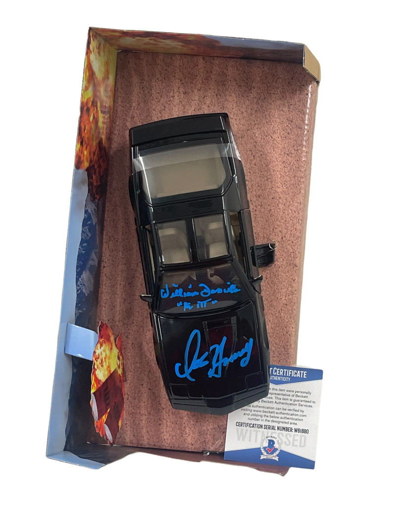 DAVID HASSELHOFF WILLIAM DANIELS SIGNED KNIGHT RIDER DIECAST 1:24 CAR BECKETT 53