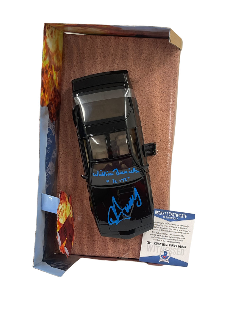 DAVID HASSELHOFF WILLIAM DANIELS SIGNED KNIGHT RIDER DIECAST 1:24 CAR BECKETT 54