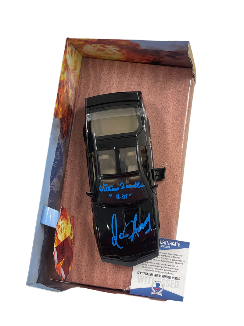 DAVID HASSELHOFF WILLIAM DANIELS SIGNED KNIGHT RIDER DIECAST 1:24 CAR BECKETT 58
