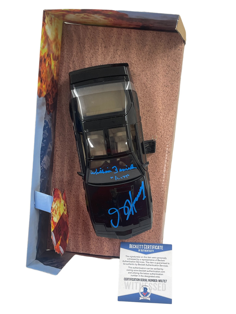 DAVID HASSELHOFF WILLIAM DANIELS SIGNED KNIGHT RIDER DIECAST 1:24 CAR BECKETT 60