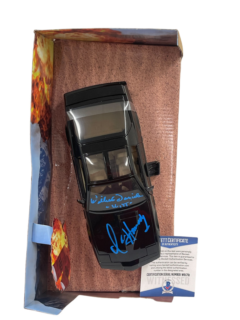 DAVID HASSELHOFF WILLIAM DANIELS SIGNED KNIGHT RIDER DIECAST 1:24 CAR BECKETT 50