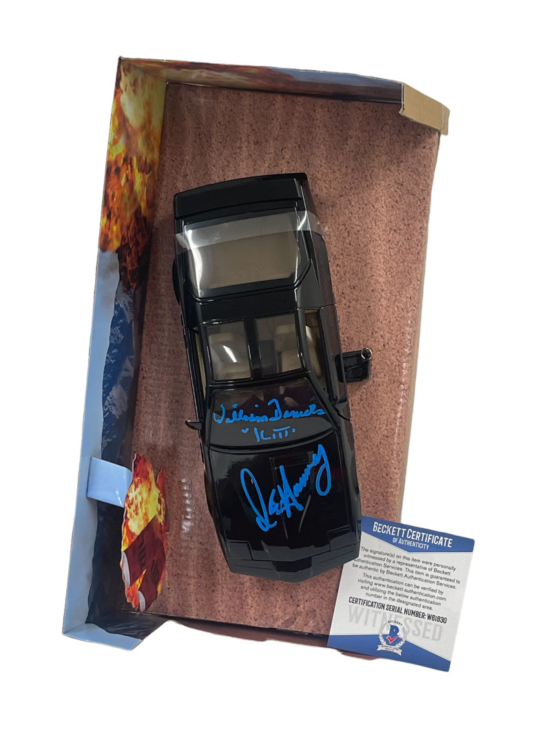 DAVID HASSELHOFF WILLIAM DANIELS SIGNED KNIGHT RIDER DIECAST 1:24 CAR BECKETT 51