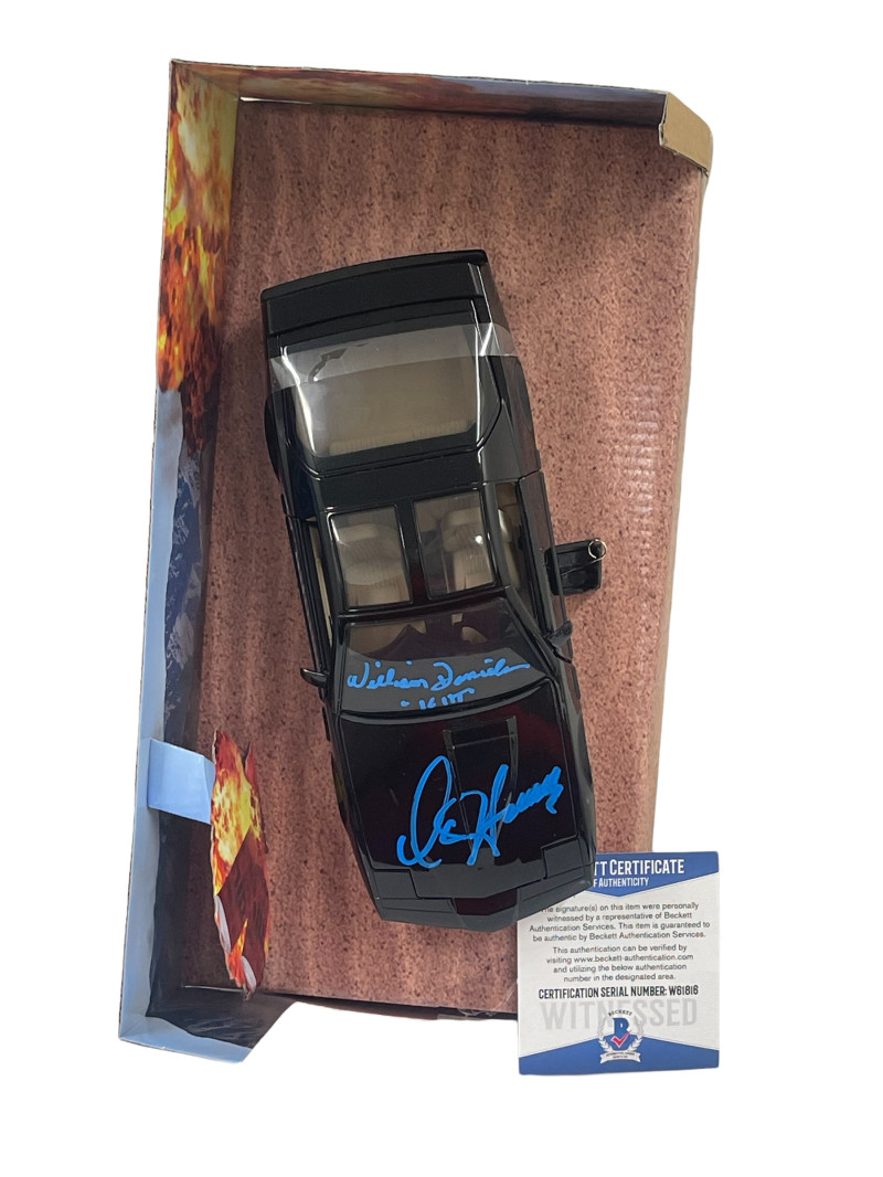 DAVID HASSELHOFF WILLIAM DANIELS SIGNED KNIGHT RIDER DIECAST 1:24 CAR BECKETT 57