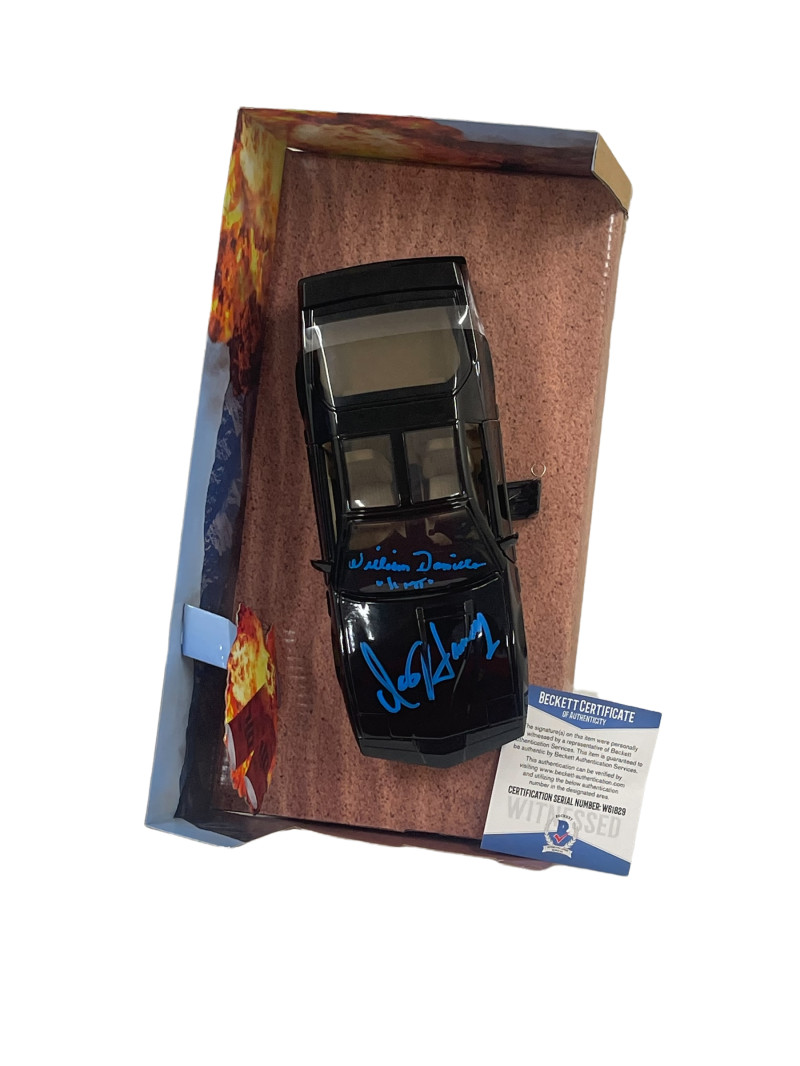 DAVID HASSELHOFF WILLIAM DANIELS SIGNED KNIGHT RIDER DIECAST 1:24 CAR BECKETT 59