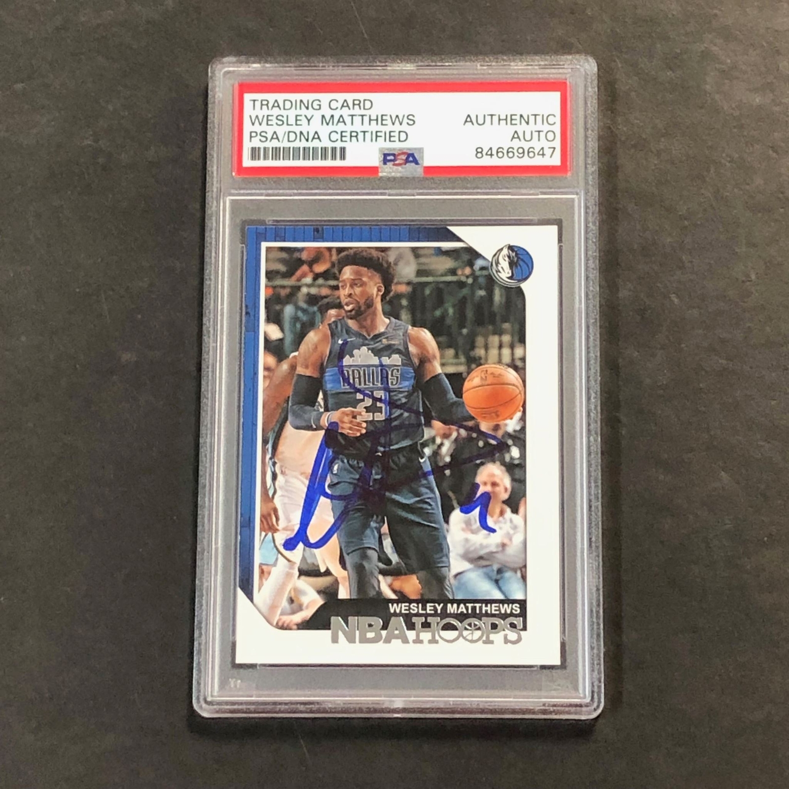 2018-19 NBA Hoops #103 Wesley Mathews Signed Card PSA Slabbed Mavericks