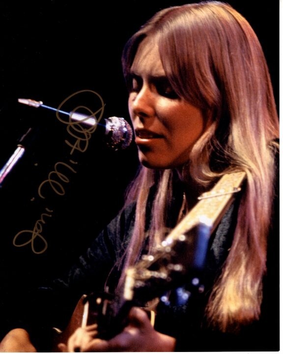 JONI MITCHELL Signed 8x10 Photo w/ Hologram COA
