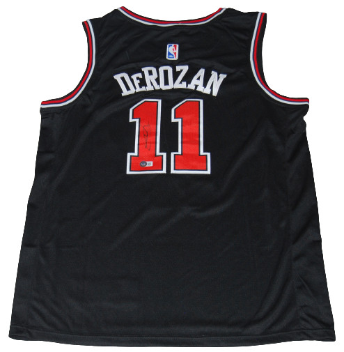 DEMAR DEROZAN signed (CHICAGO BULLS) Black Basketball jersey BECKETT BAS BG93606