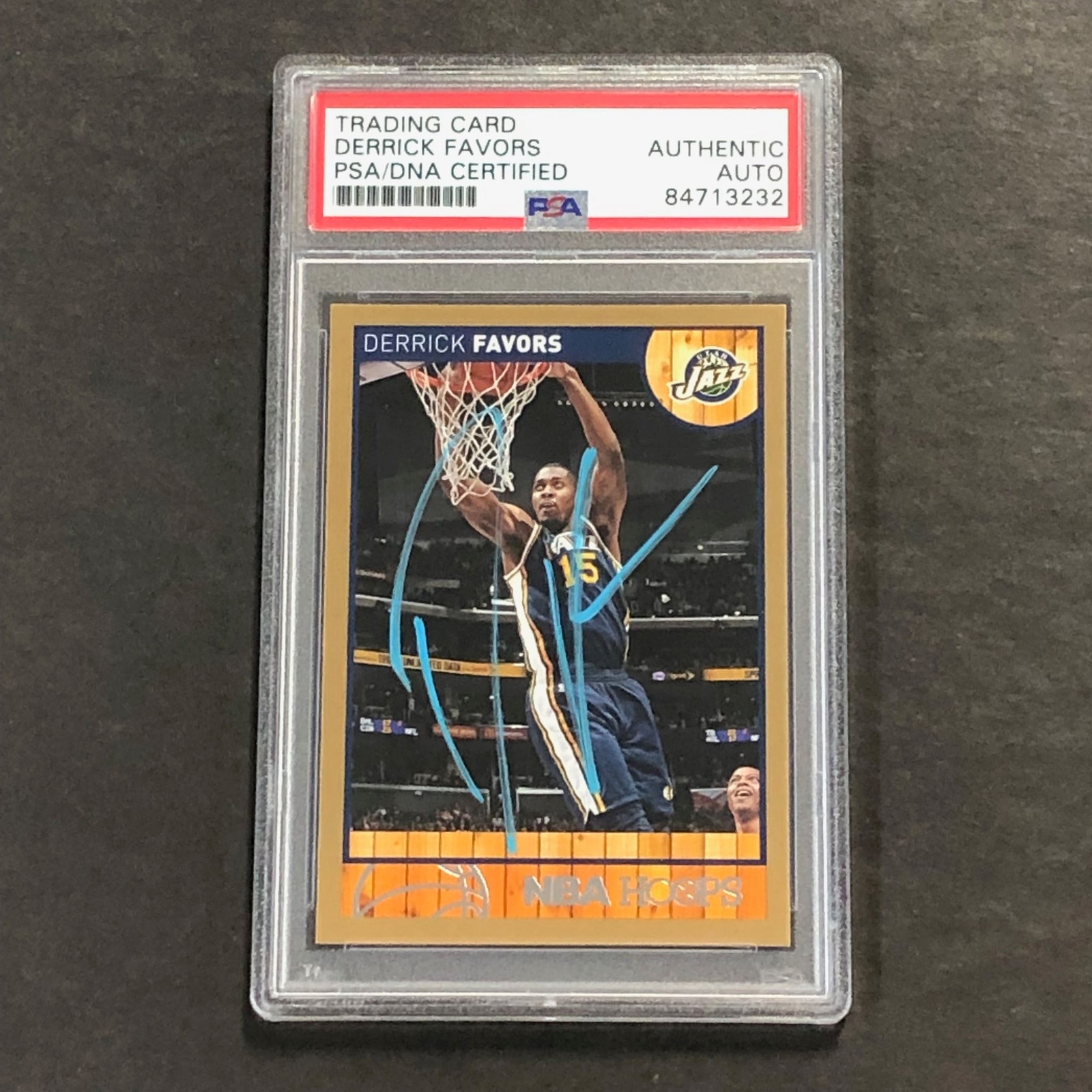 2013-14 NBA Hoops #162 Derrick Favors Signed Card AUTO PSA Slabbed Jazz
