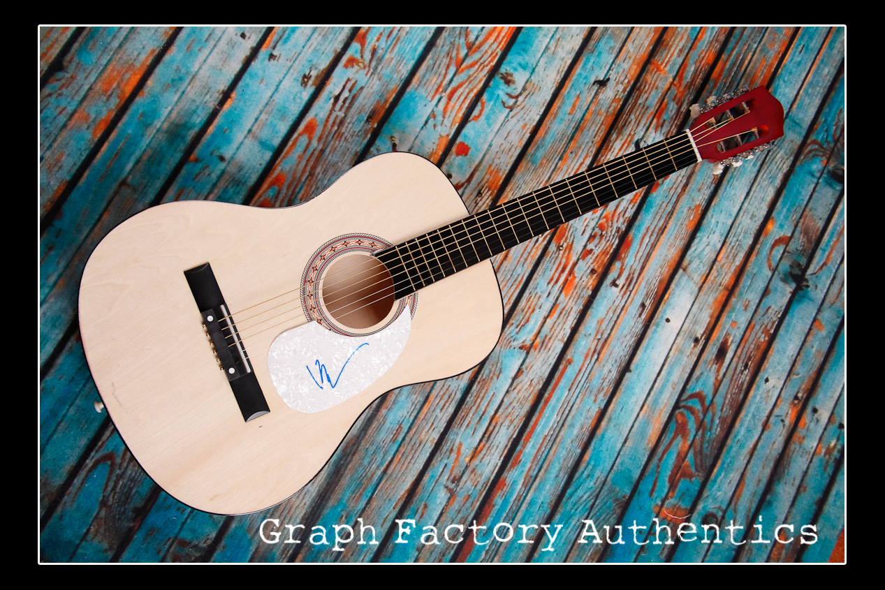 **GFA WICKED MUSICAL STAR *KRISTIN CHENOWETH* SIGNED ACOUSTIC GUITAR COA** COLLECTIBLE MEMORABILIA
