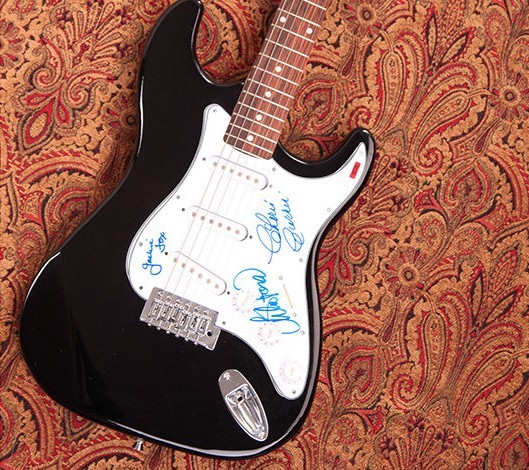 GFA Currie - Ford - Fox * THE RUNAWAYS * Signed Electric Guitar AD2 COA