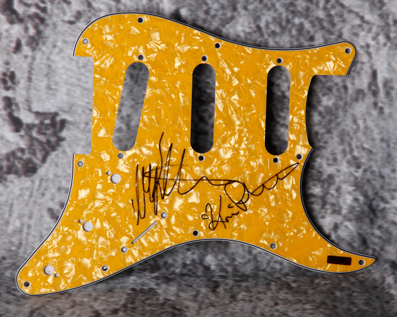 GFA Duck Dynasty * WILLIE & KORIE ROBERTSON * Signed Electric Pickguard MH1 COA