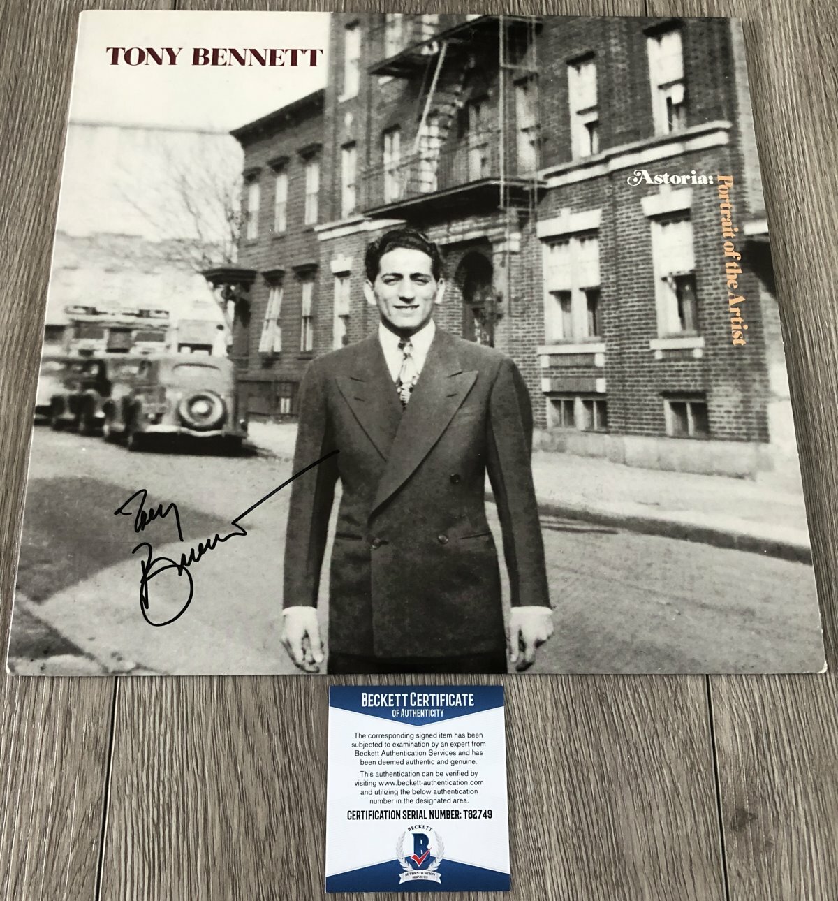 TONY BENNETT SIGNED ASTORIA PORTRAIT OF THE ARTIST ALBUM w/PROOF BECKETT BAS COA
