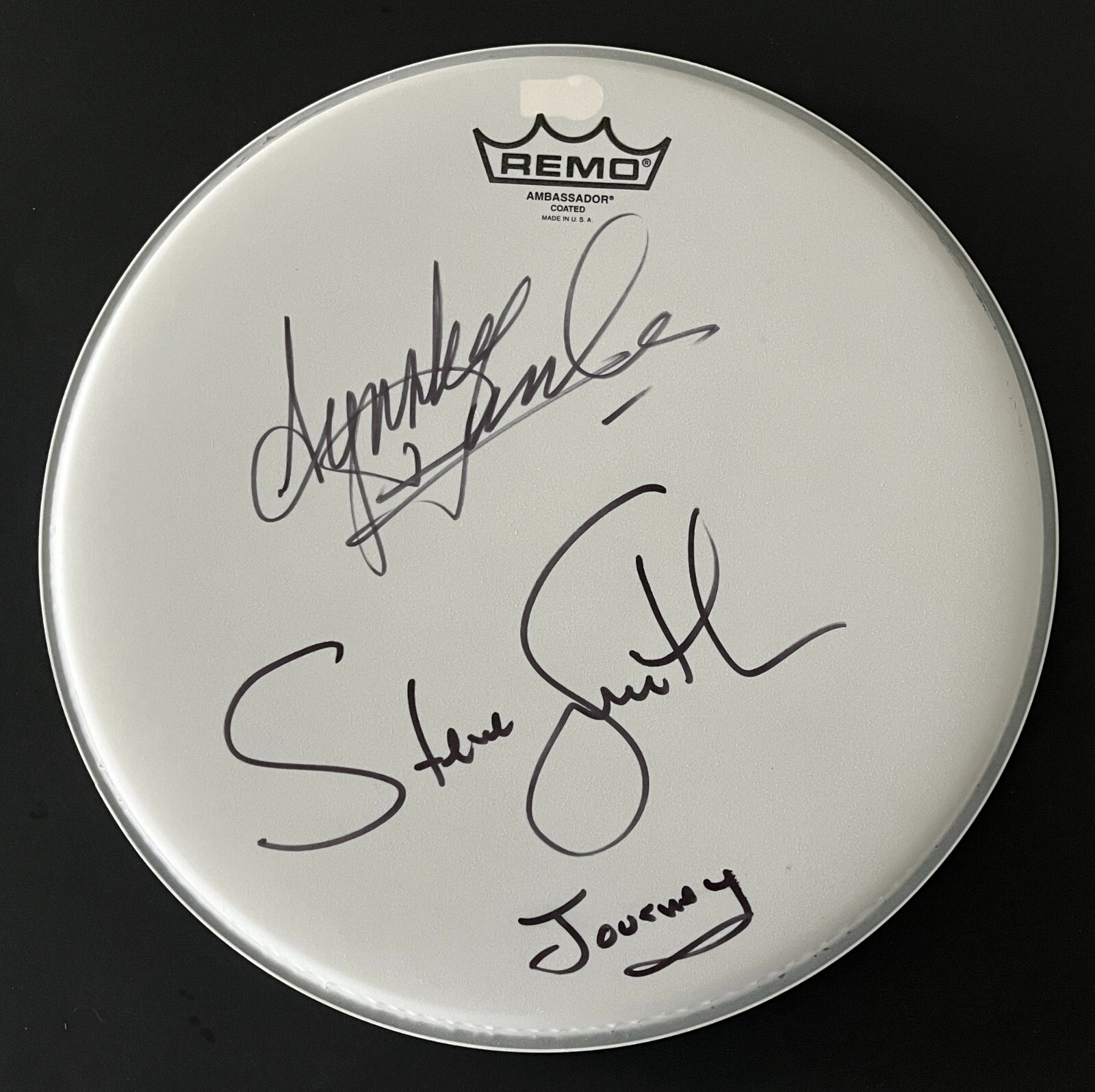 STEVE SMITH & AYNSLEY DUNBAR JOURNEY DRUMMERS SIGNED REMO DRUMHEAD W/EXACT PROOF COLLECTIBLE MEMORABILIA
