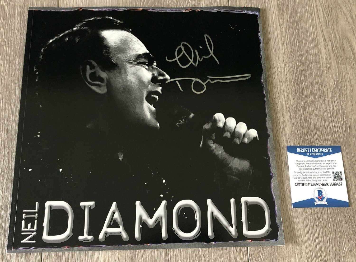 NEIL DIAMOND SIGNED AUTOGRAPH RARE 2005 WORLD TOUR PROGRAM & BECKETT BAS COA

