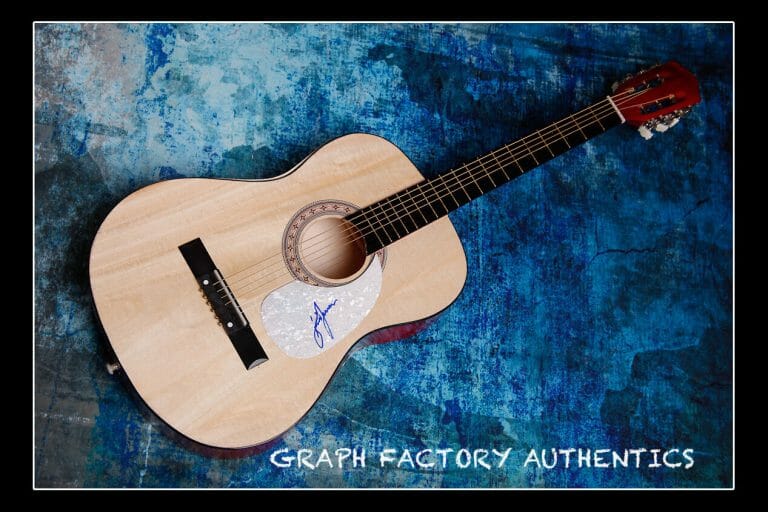 **GFA 3000 MILES TO GRACELAND *KURT RUSSELL* SIGNED ACOUSTIC GUITAR MH1 COA** COLLECTIBLE MEMORABILIA