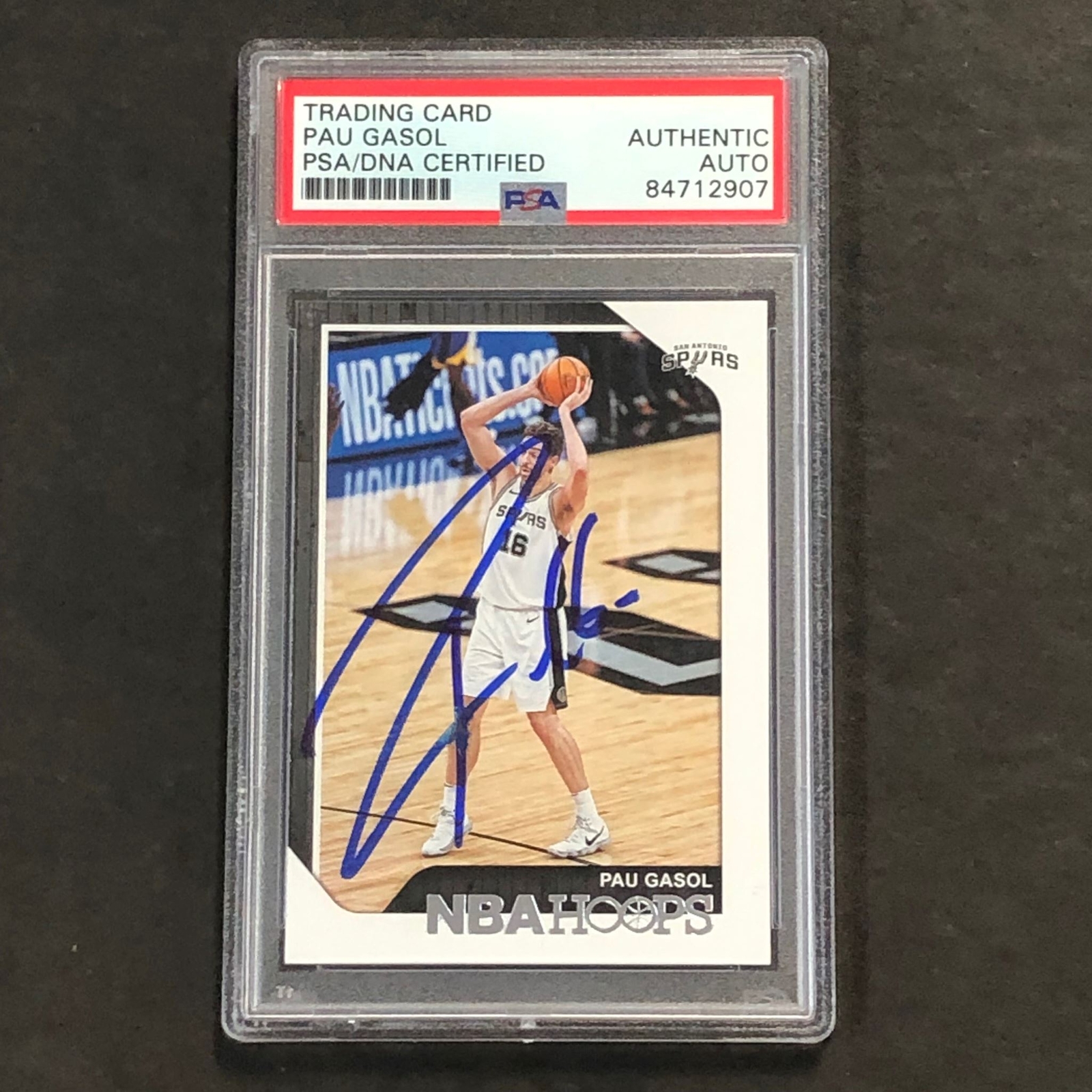 2018-19 NBA HOOPS #33 PAU GASOL SIGNED CARD AUTO PSA SLABBED SPURS COLLECTIBLE MEMORABILIA