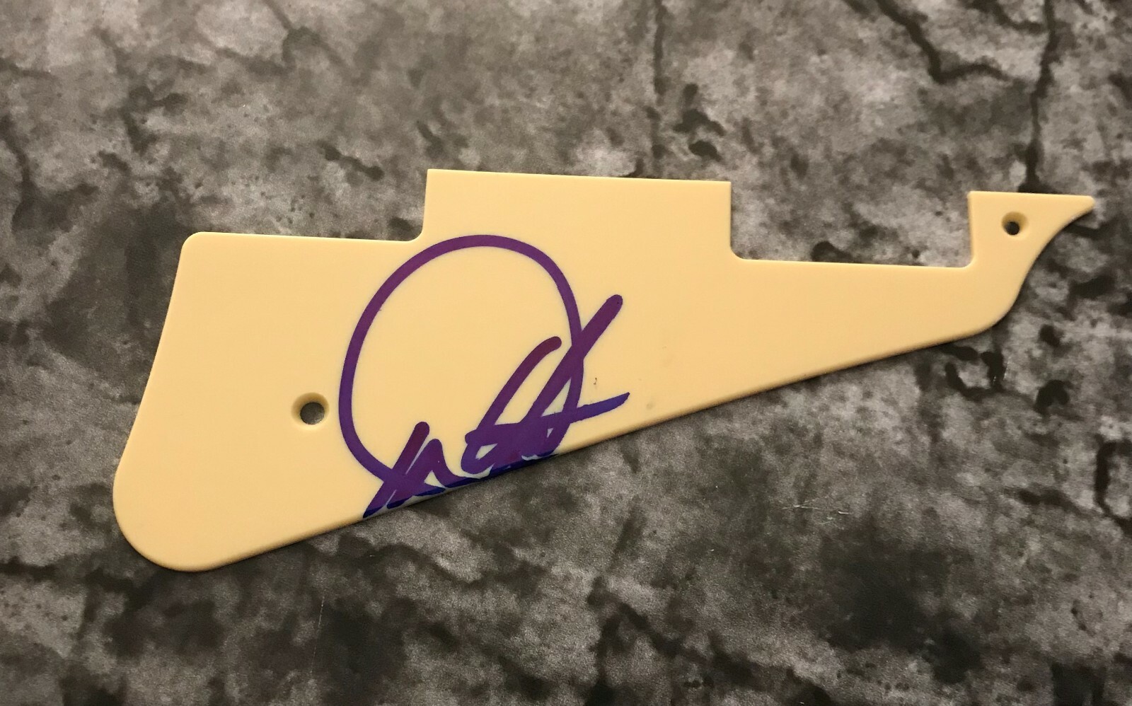 GFA Country Legend * DWIGHT YOAKAM * Signed Gibson Les Paul Pickguard D1 COA