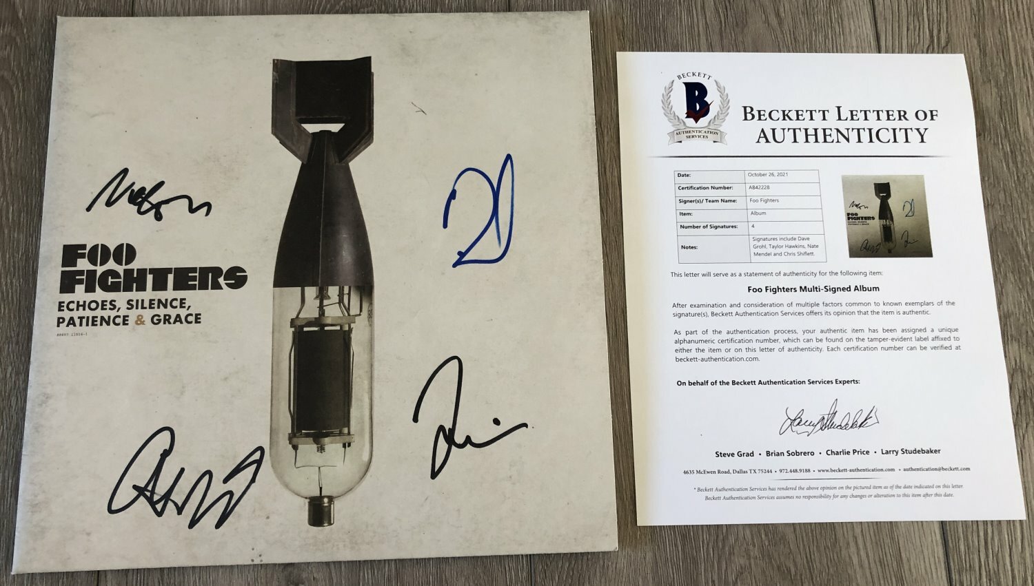 FOO FIGHTERS DAVE GROHL +3 SIGNED ALBUM & BECKETT COA TAYLOR HAWKINS EXACT PROOF
