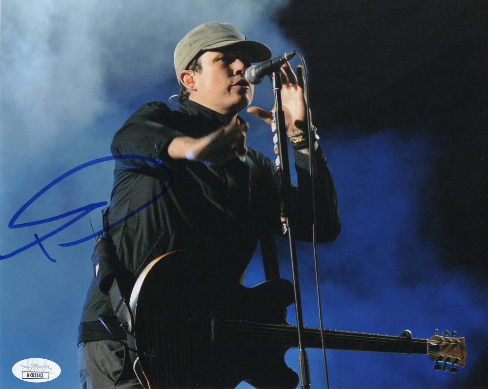 TOM DELONGE SIGNED AUTOGRAPH 8x10 PHOTO - BLINK 182 SUPERSTAR RARE! W/ JSA COA