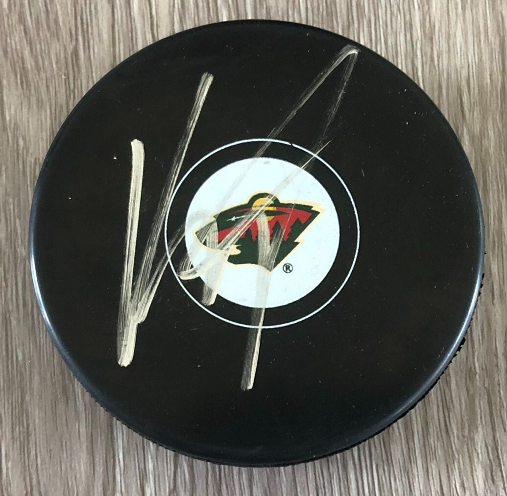 KIRILL KAPRIZOV SIGNED MINNESOTA WILD PUCK w/EXACT PROOF & BECKETT BAS COA
