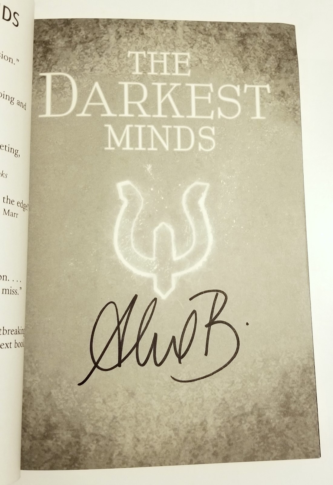 ALEXANDRA BRACKEN REAL HAND SIGNED THE DARKEST MINDS SOFTCOVER BOOK AUTOGRAPHED COLLECTIBLE MEMORABILIA