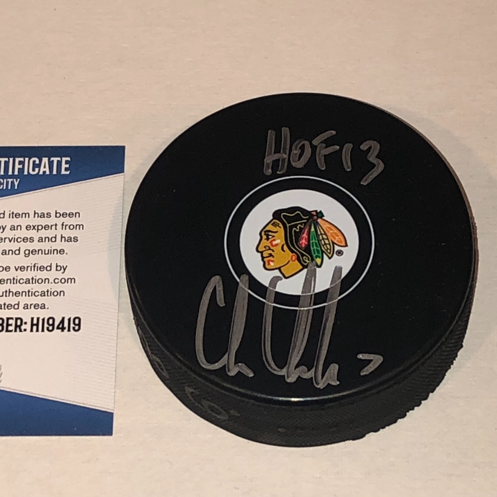CHRIS CHELIOS Signed Chicago BLACKHAWKS Puck w/ Beckett COA & HOF Inscription