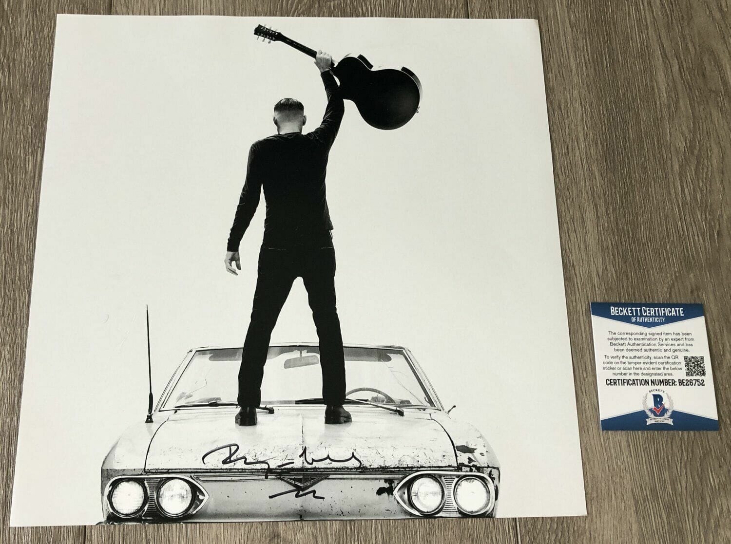 【オープニングセール】 SO AUTOGRAPH SIGNED ADAMS BRYAN HAPPY ALBUM 12x12 HURTS IT ミュージシャン
