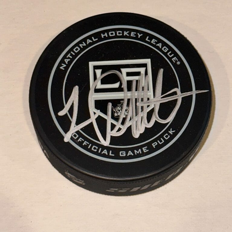 LUC ROBITAILLE SIGNED LOS ANGELES KINGS OFFICIAL GAME PUCK BECKETT AUTH BAS
 COLLECTIBLE MEMORABILIA