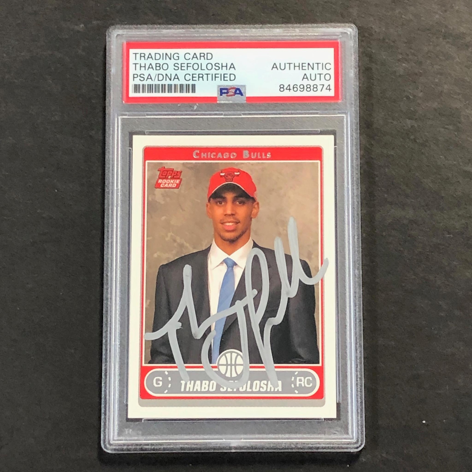 2006-07 TOPPS BASKETBALL #257 THABO SEFOLOSHA SIGNED CARD AUTO PSA/DNA SLABBED R COLLECTIBLE MEMORABILIA