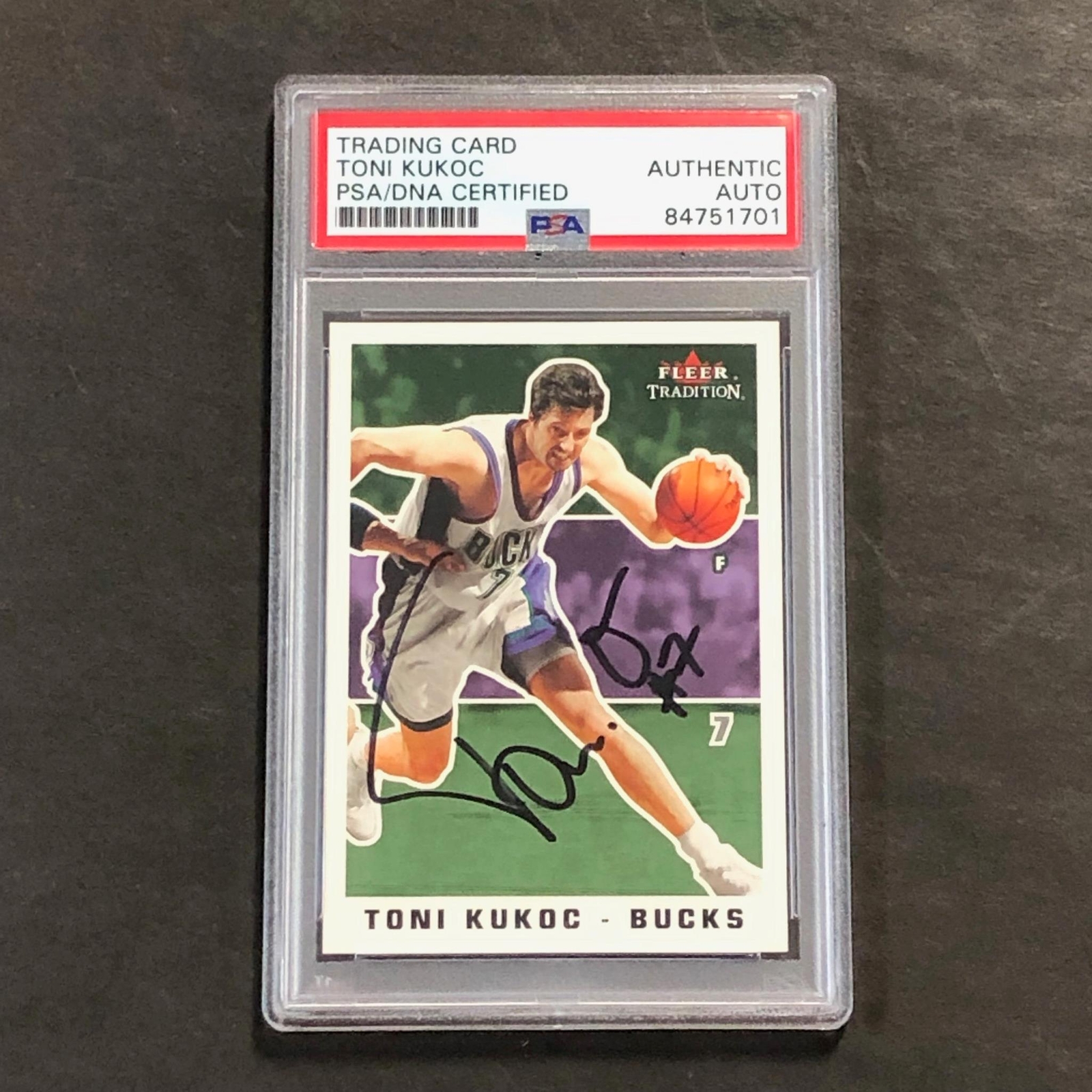 2003-04 FLEER BASKETBALL #95 TONI KUKOC SIGNED CARD PSA SLABBED BUCKS COLLECTIBLE MEMORABILIA