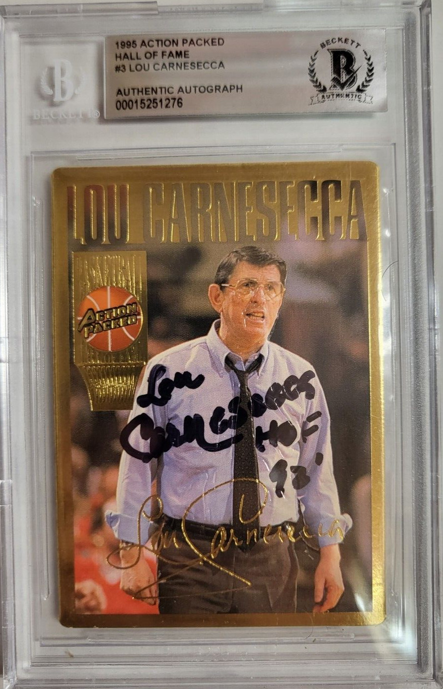 1995 ACTION PACKED LOU CARNESECCA HALL OF FAME COACH AUTO SIGNED CARD BECKETT *
