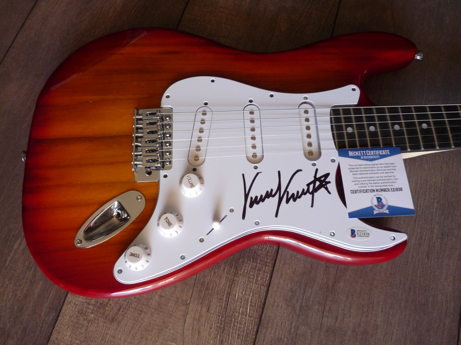 VINNIE VINCENT KISS INVASION SIGNED AUTOGRAPHED GUITAR BAS BECKETT CERTIFIED #1 COLLECTIBLE MEMORABILIA