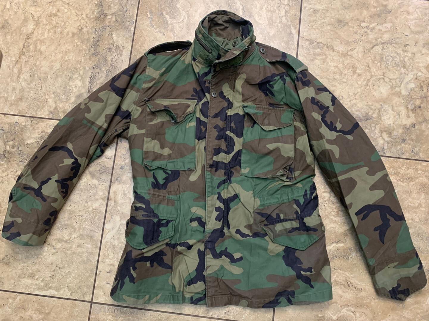 VTG COLD WEATHER FIELD COAT MEDIUM REGULAR MILITARY WOODLAND CAMO ARMY JACKET COLLECTIBLE MEMORABILIA