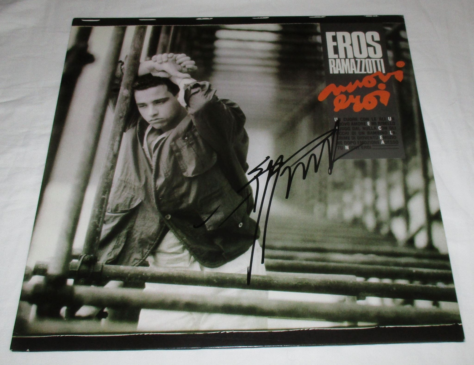 EROS RAMAZZOTTI SIGNED NUOVI EROI VINYL RECORD JSA
