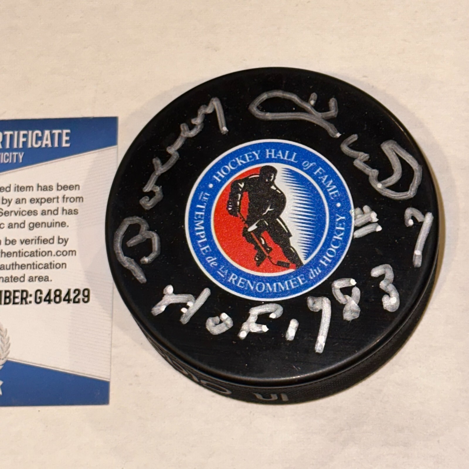 BOBBY HULL (Blackhawks) Signed HOCKEY HALL OF FAME Puck w/ Beckett COA & Insc
