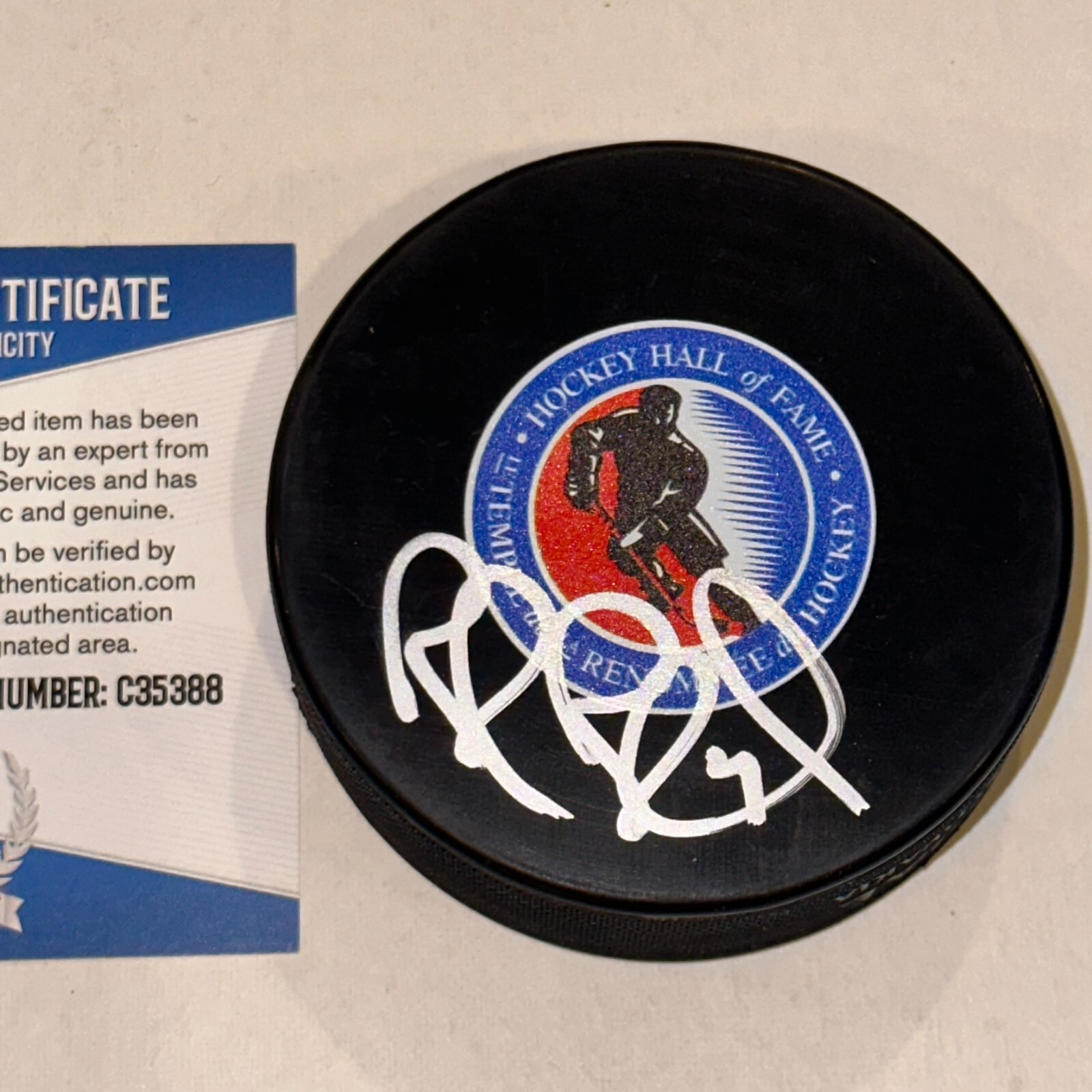 ROB BLAKE (L.A. Kings) Signed HOCKEY HALL OF FAME Puck w/ Beckett COA (BAS)
