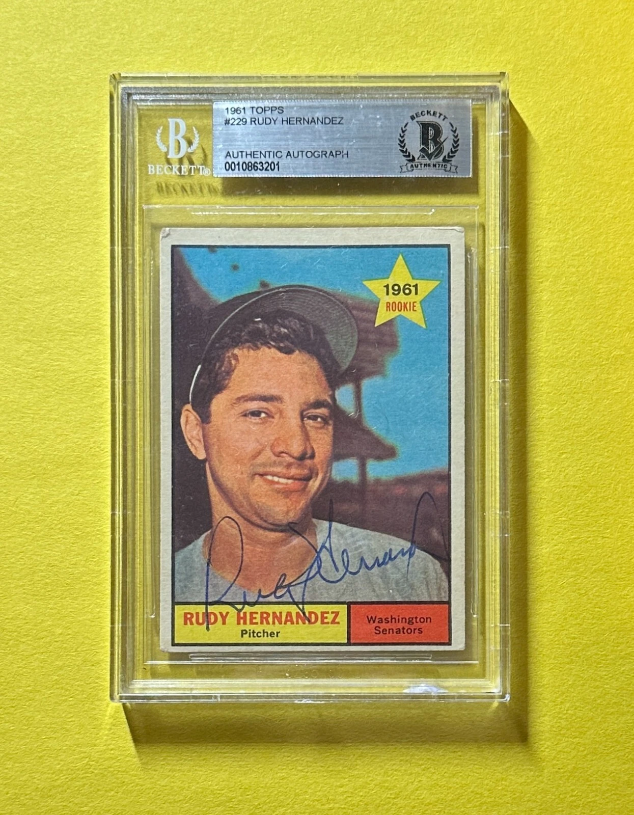 1961 TOPPS RUDY HERNANDEZ #229 AUTHENTIC AUTO BECKETT CERTIFIED SENATORS COLLECTIBLE MEMORABILIA