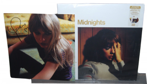 TAYLOR SWIFT SIGNED (MOONLIGHTS) MAHOGANY ALBUM RECORD LP BECKETT BAS BF76403
 COLLECTIBLE MEMORABILIA