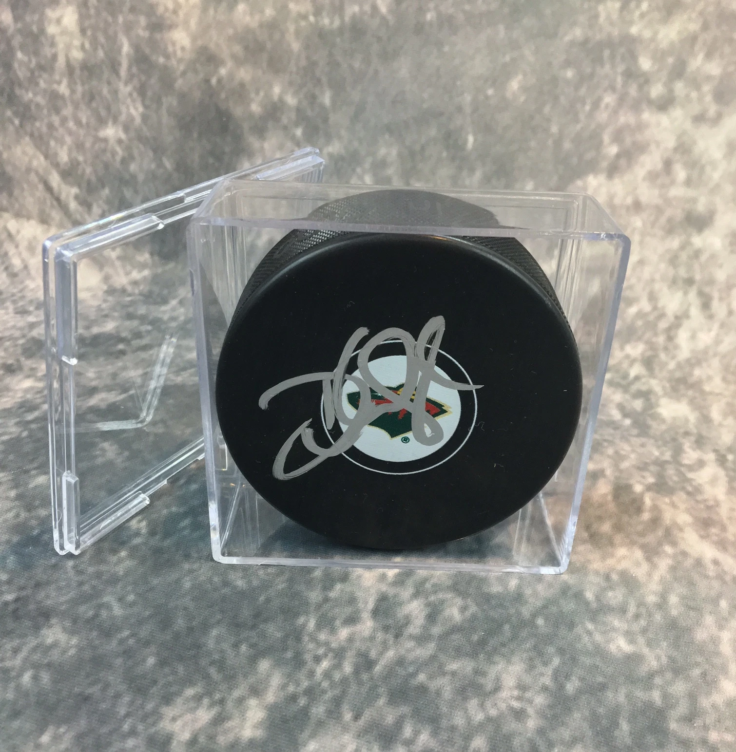 GFA Minnesota Wild * DEVAN DUBNYK * Signed NHL Logo Puck D3 COA
