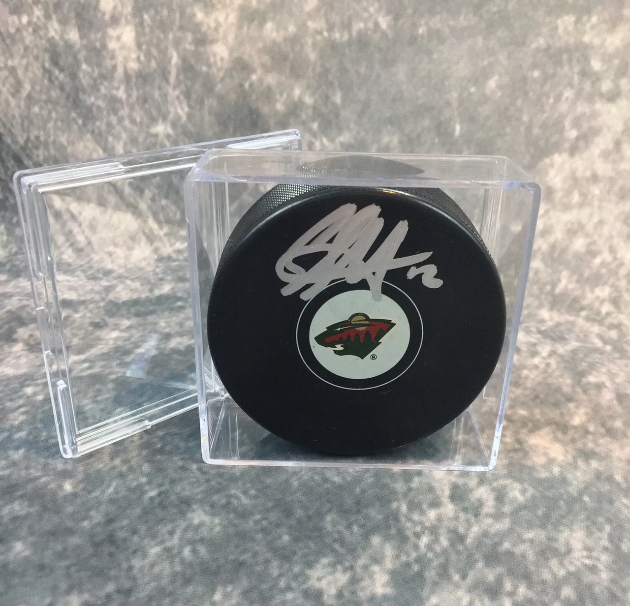 GFA Minnesota Wild * ERIC STAAL * Signed NHL Logo Puck S1 COA
