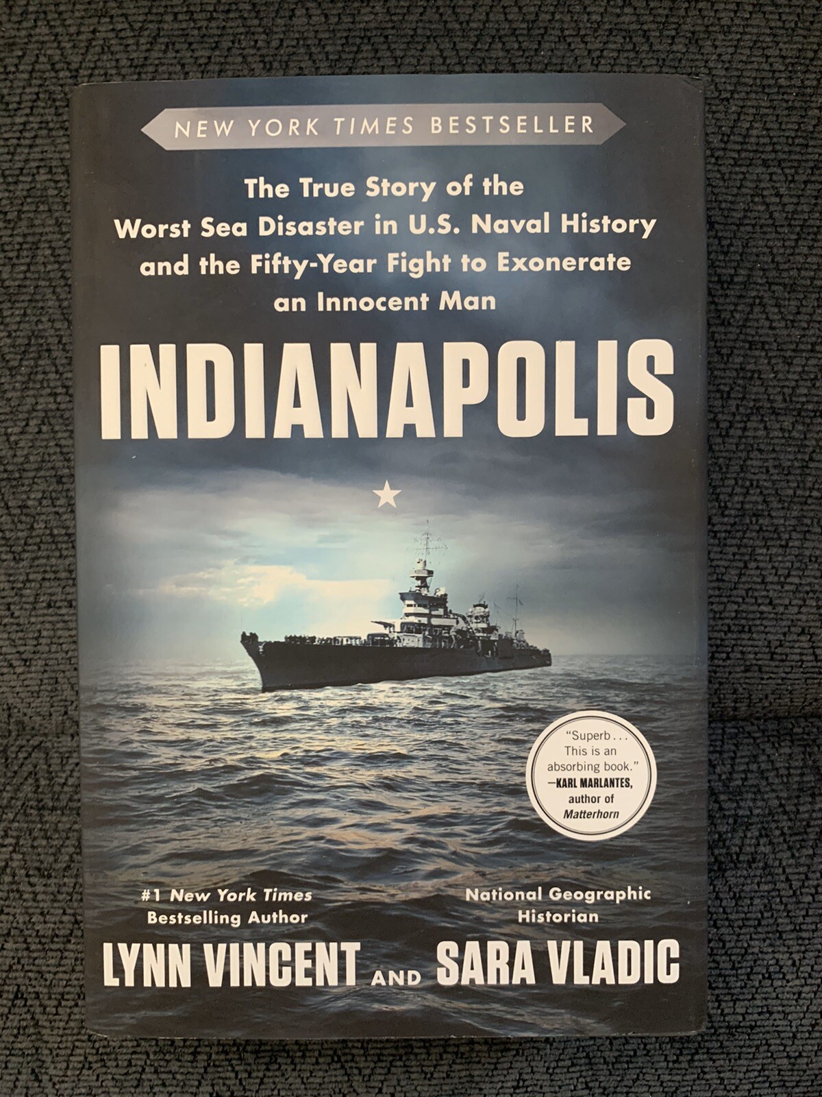 7 USS INDIANAPOLIS SURVIVORS SIGNED PAPERBACK BOOK WORLD WAR II COLLECTIBLE MEMORABILIA