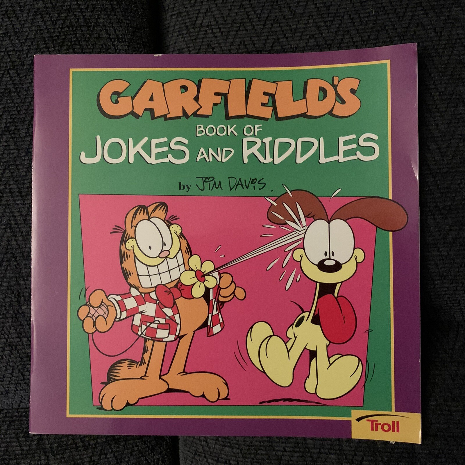 Jim Davis Signed Paperback Garfields Book Of Jokes And Riddles Autographed
