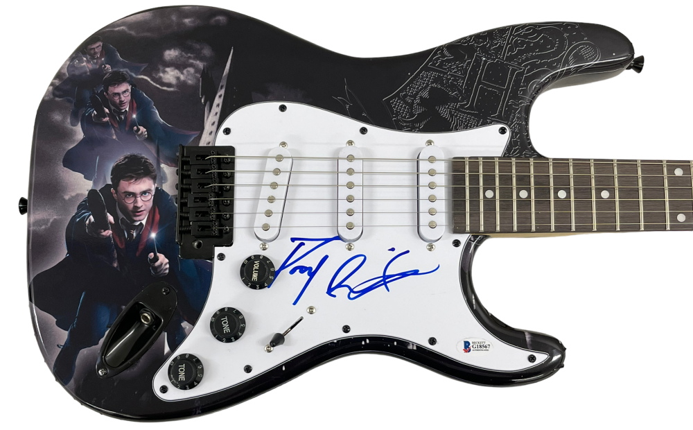 DANIEL RADCLIFFE SIGNED HARRY POTTER CUSTOM GUITAR AUTHNETIC AUTOGARPH BECKETT