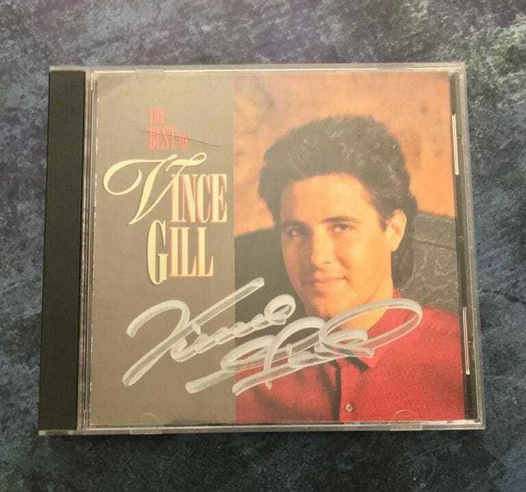 GFA THE BEST OF ALBUM * VINCE GILL * SIGNED CD BOOKLET COA
 COLLECTIBLE MEMORABILIA
