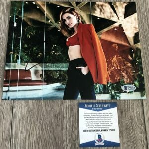 ZOEY DEUTCH SIGNED WHY HIM? DIRTY GRANDPA 8x10 PHOTO w/PROOF & BECKETT BAS COA
