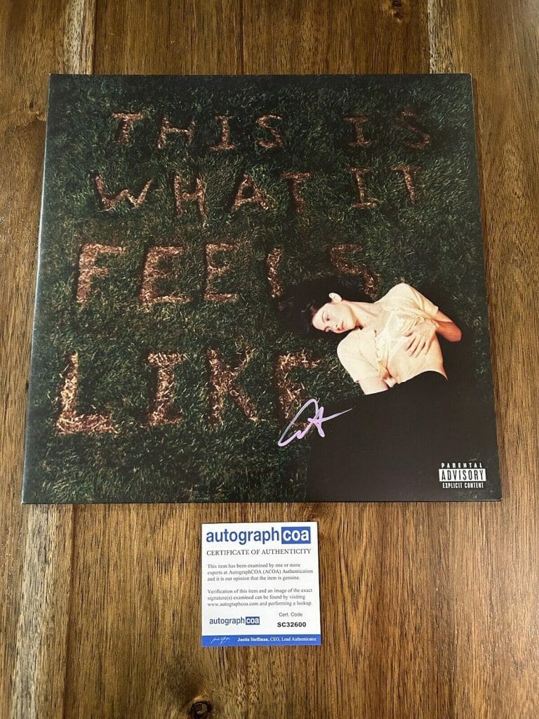 ‘GRACIE ABRAMS’ SIGNED AUTOGRAPH VINYL ALBUM ‘THIS IS WHAT IT FEELS LIKE’ ACOA
 COLLECTIBLE MEMORABILIA